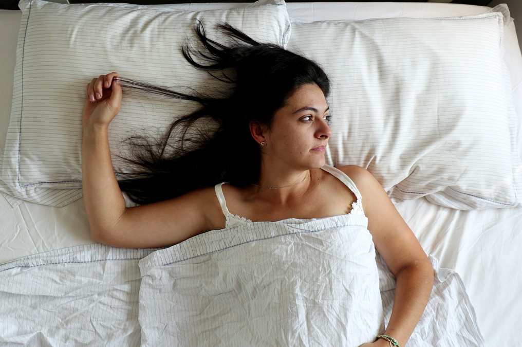 young,woman,waking,up,in,the,morning,yawning,,top,view