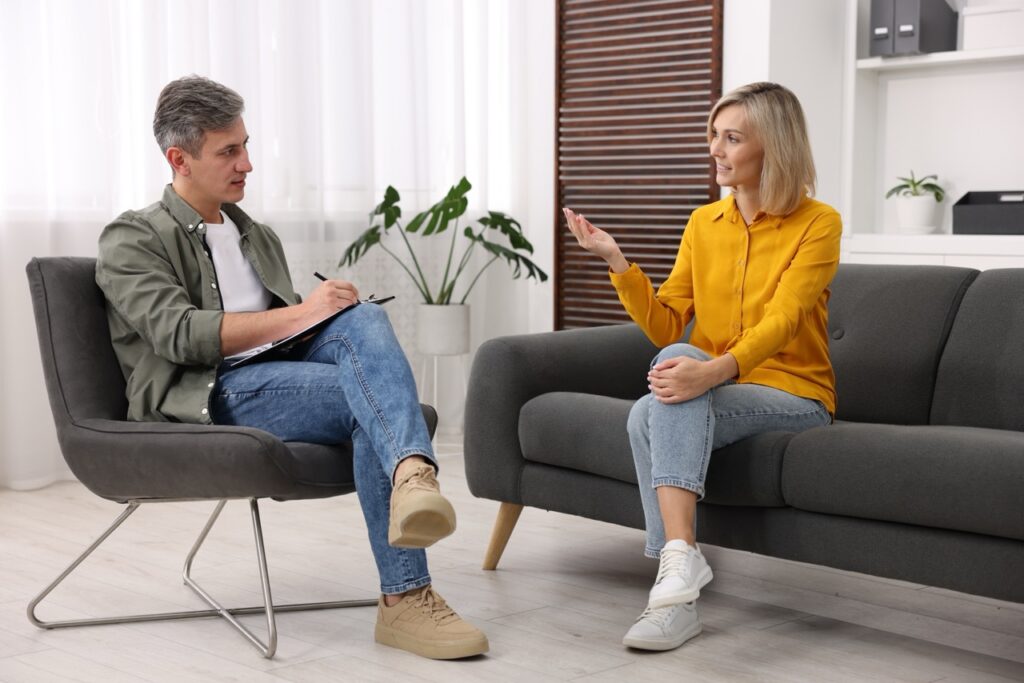 professional,psychologist,working,with,patient,in,office