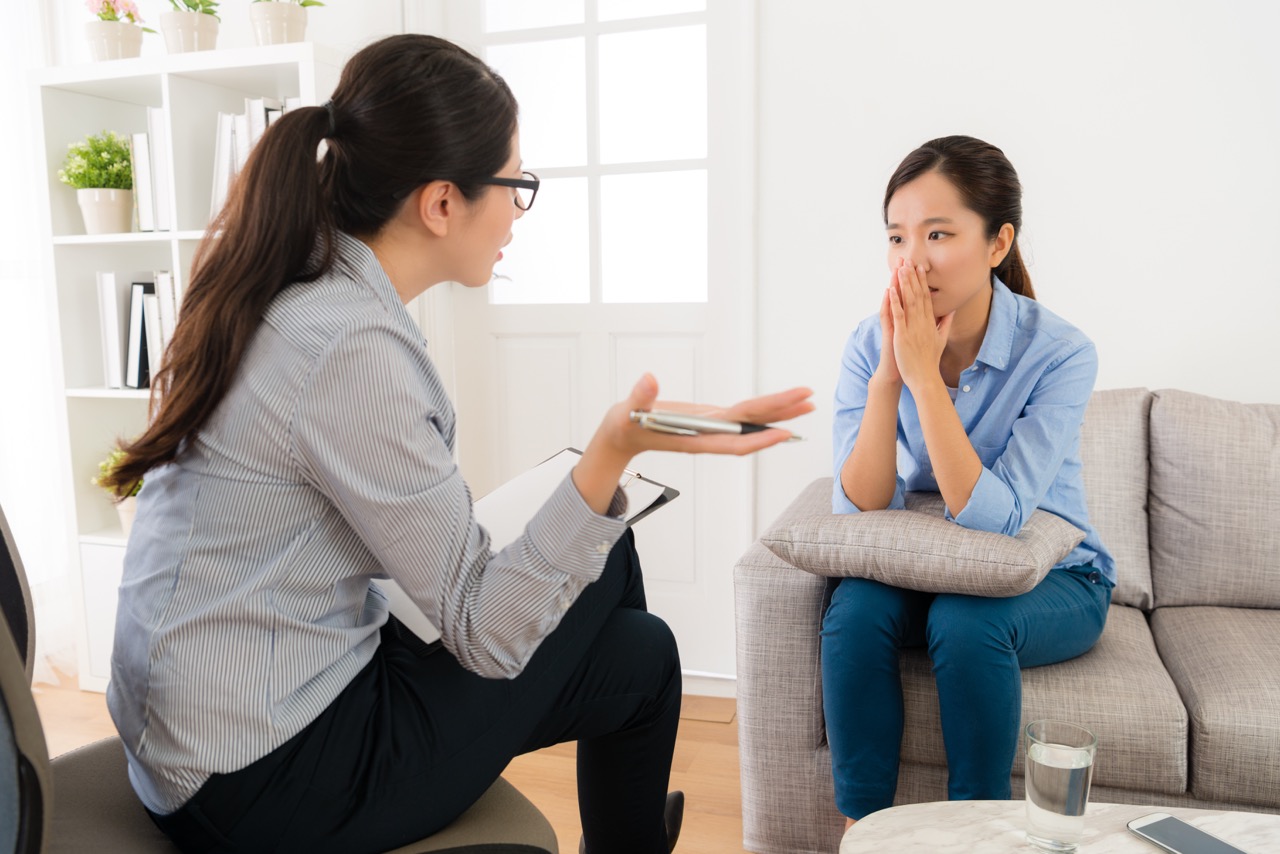 professional,young,female,psychologist,doctor,talking,with,her,patient,and